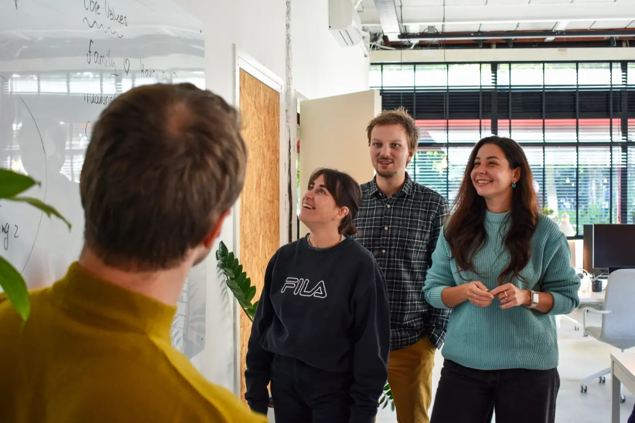 Brthrs-collega's in gesprek bij het whiteboard