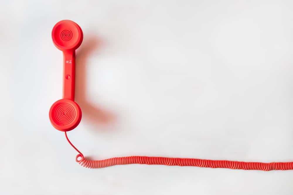 Rode telefoon op een witte achtergrond