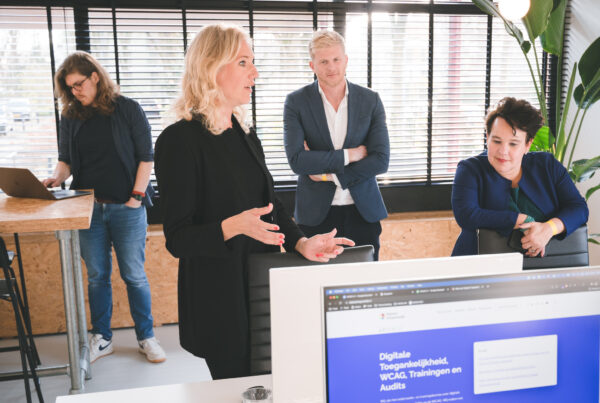 medewerkers van Brthrs en burgermeester van Utrecht Sharon Dijksma kijken naar een computerscherm