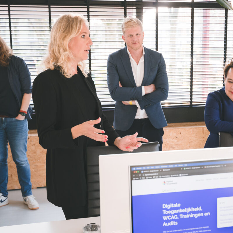medewerkers van Brthrs en burgermeester van Utrecht Sharon Dijksma kijken naar een computerscherm