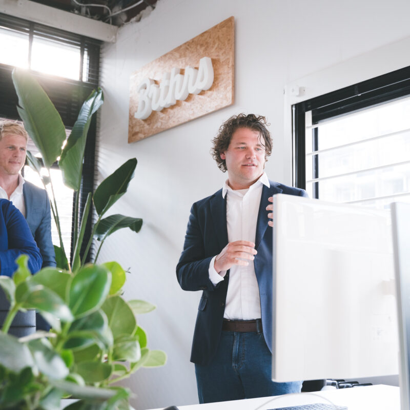 Robert van Brths kijkt samen met