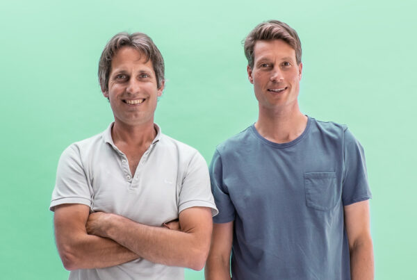 oprichters van Naif, Jochem Hes en Sjoerd Trompetter kijken lachend naar de camera