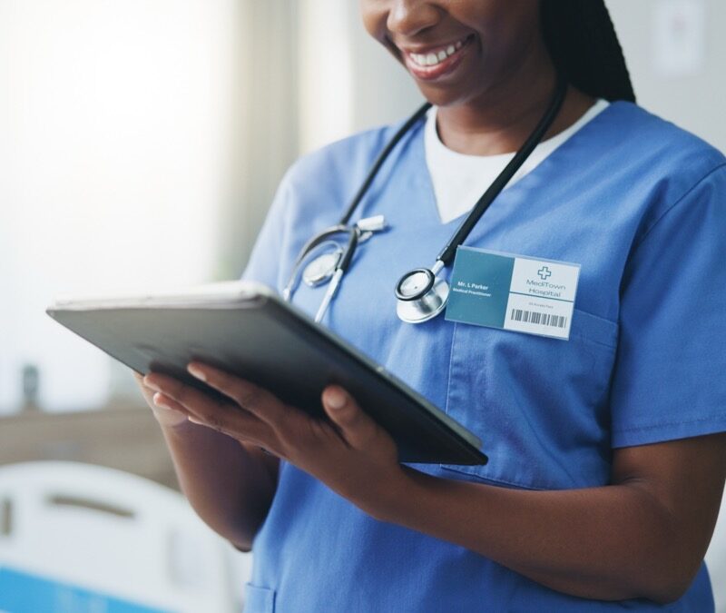 vrouw kijkt op tablet